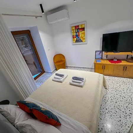 Lovely 3 * Tirana